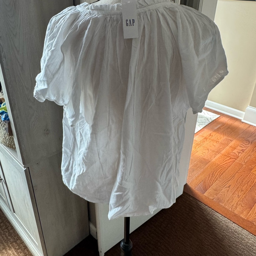 NWT size medium gap women’s white thin flutter sleeve top - Picture 3 of 3